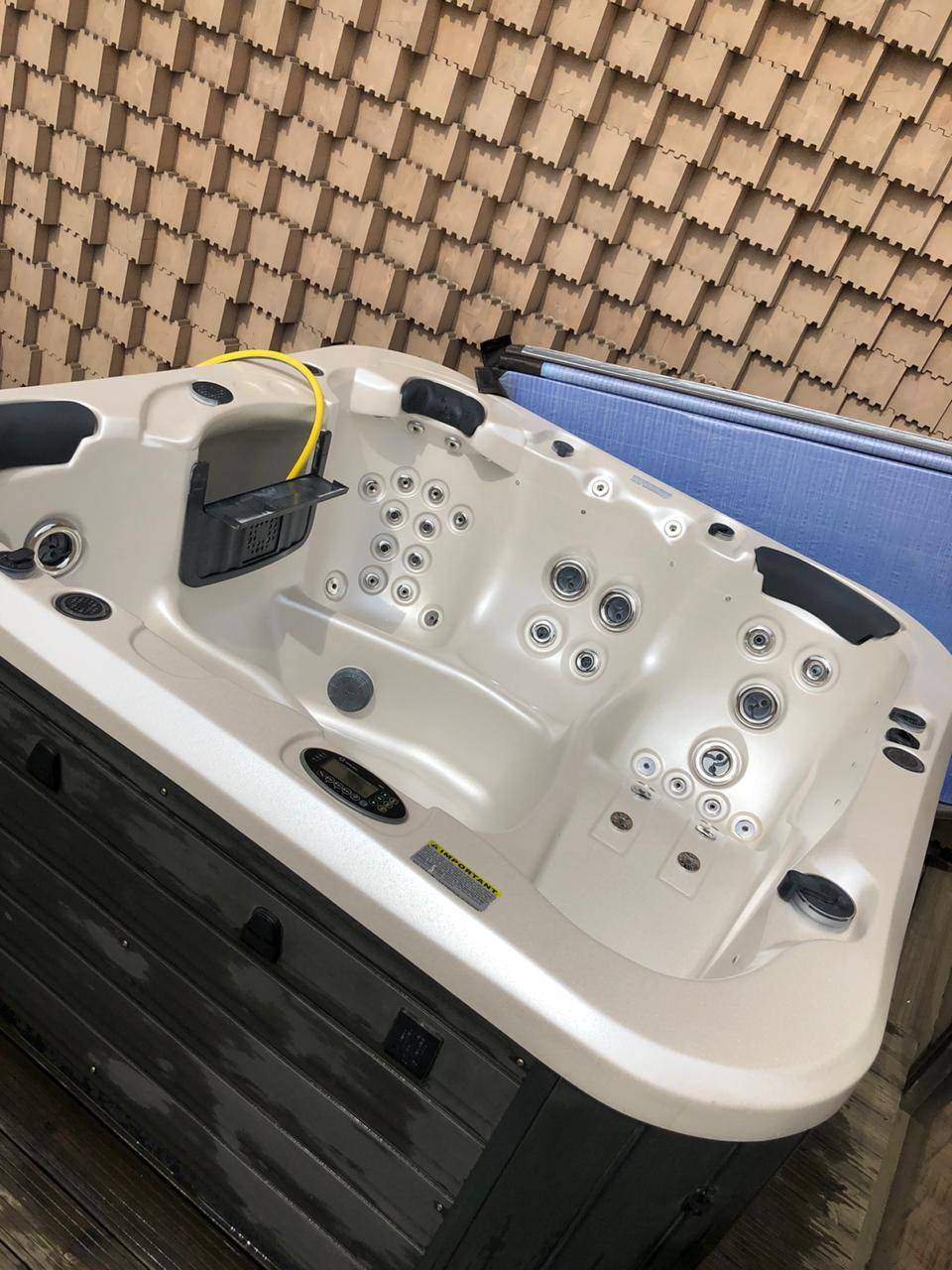 Установка пятиместного спа-бассейна Vortex Spas Mercury